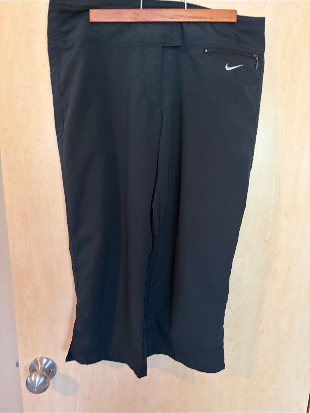 Nike Women’s Black Cropped Athletic pants with Zip Pocket